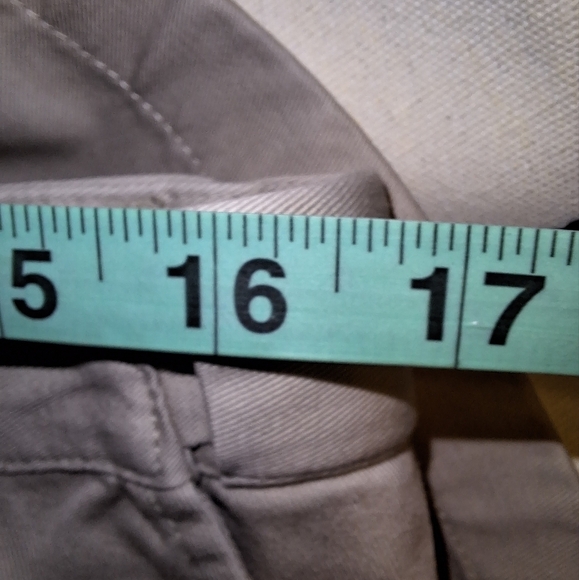 A pair of LL Bean ladies shorts in a size 16. They're pre-loved in great shape. - Picture 5 of 8